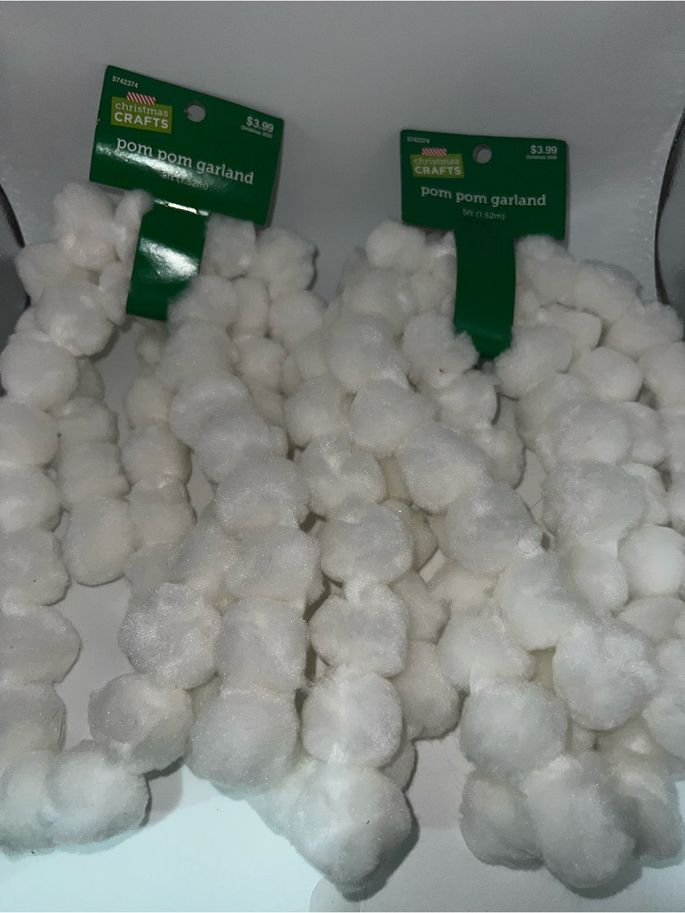 White Pom Pom Garland Strand